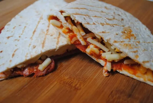 Simple and fast pizza wrap recipe