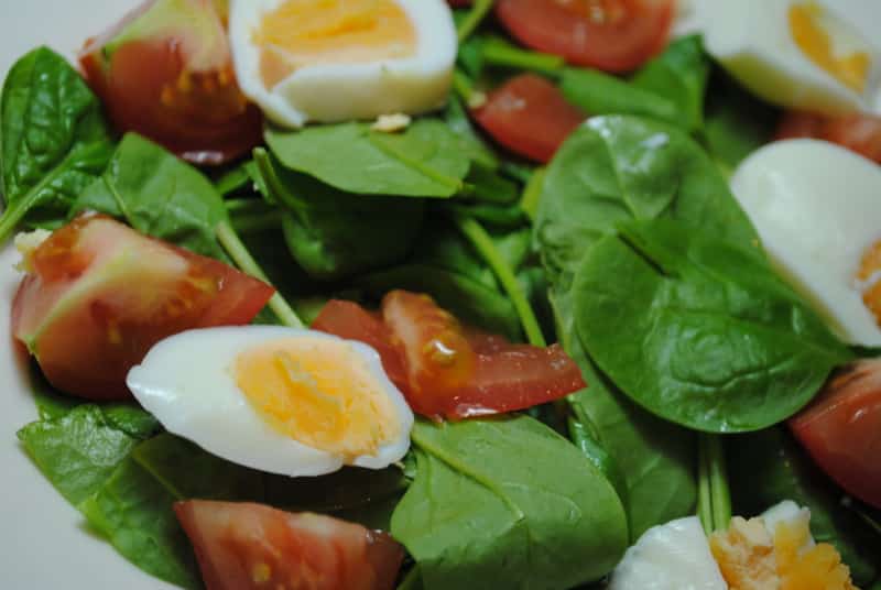 Spinach, egg and tomato salad recipe